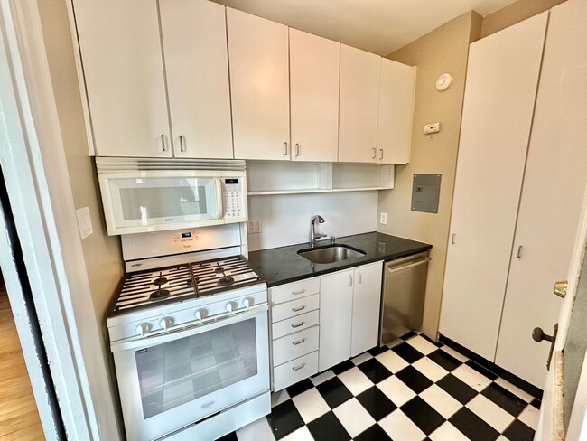 Building Photo - Historic Georgetown Sunny 2 Bedroom 1.5 Ba...