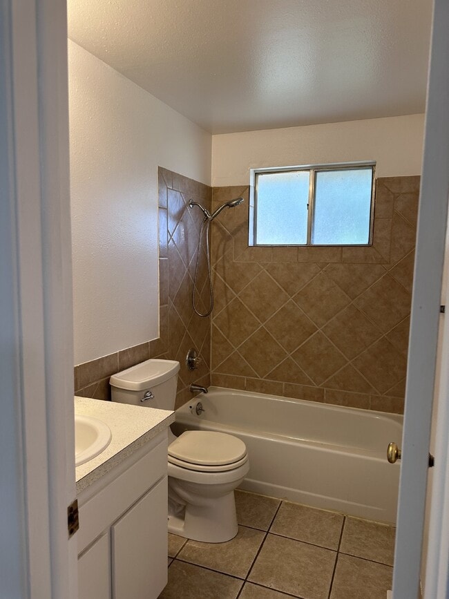 Building Photo - 2-Bed Duplex With Newly Installed Laminate...