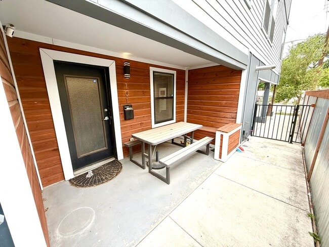 Building Photo - AVAILABLE NOW! Jaw Dropping 3 Story 3 Bedr...