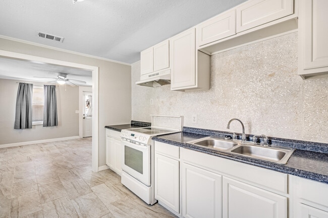 Building Photo - 905 Ruby Pl