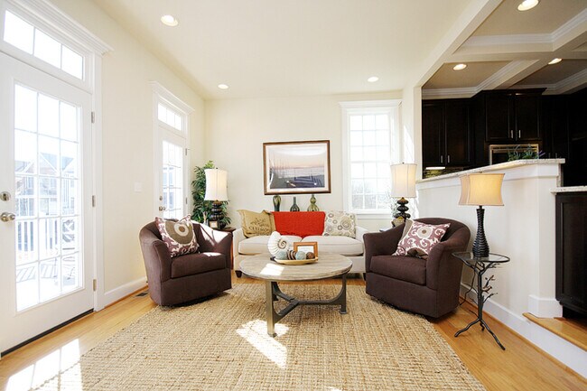 Building Photo - Inviting End-Unit Old Trail Townhome