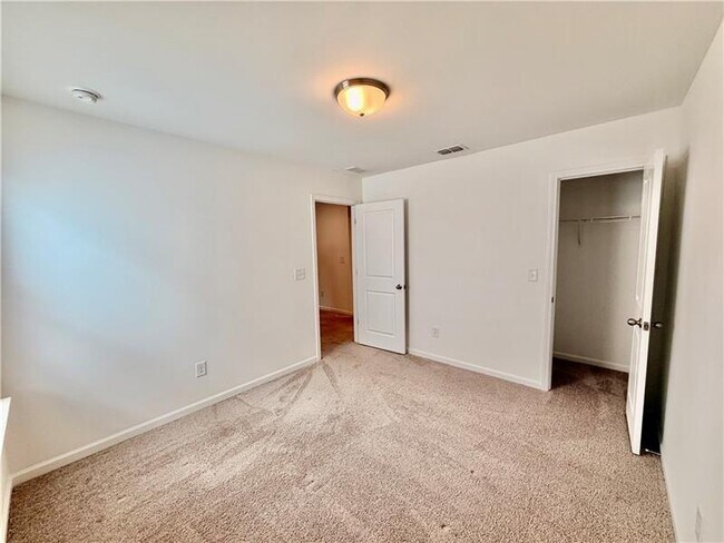 Building Photo - 215 Foxhill Dr