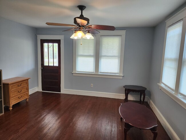Building Photo - Cute Renovated 2 Bedroom Home with Huge Ga...