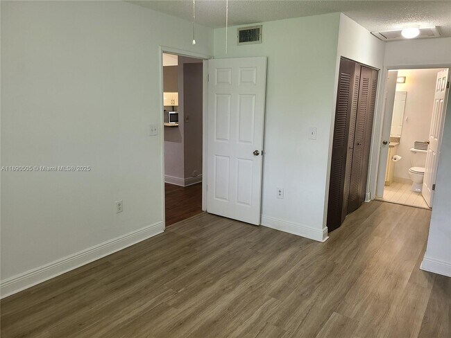 Building Photo - 9851 Nob Hill Ct