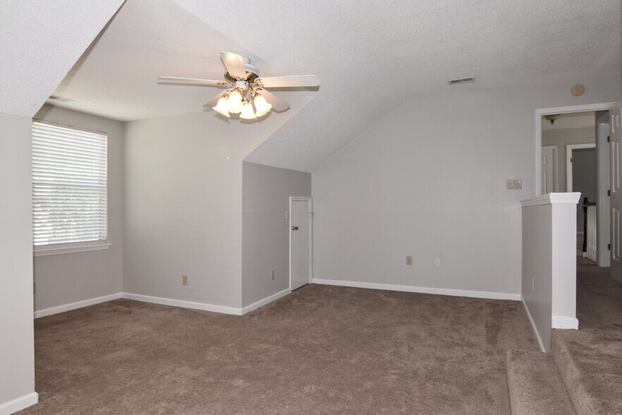 Building Photo - 1827 Falling Creek Cir