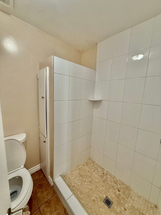 Building Photo - Large Single Story Home w/Loft