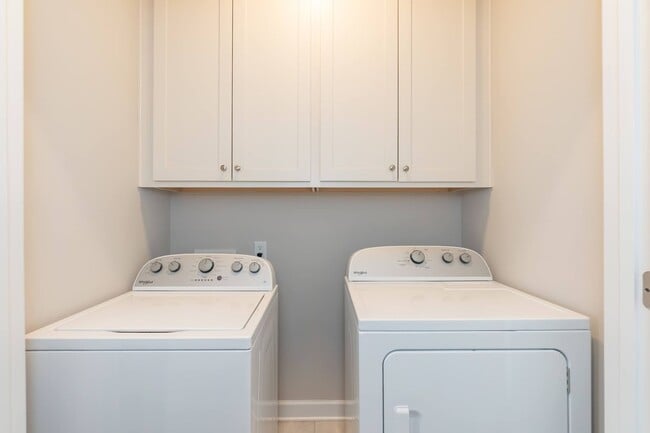 Building Photo - Three Bedroom Home!