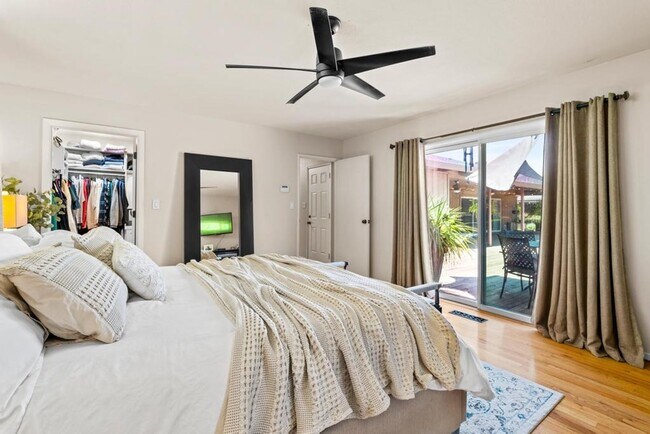 Building Photo - Stunning home located is sought after Northgate!