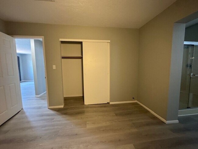 Building Photo - 2BR Remodeled and Updated, Large cement pa...