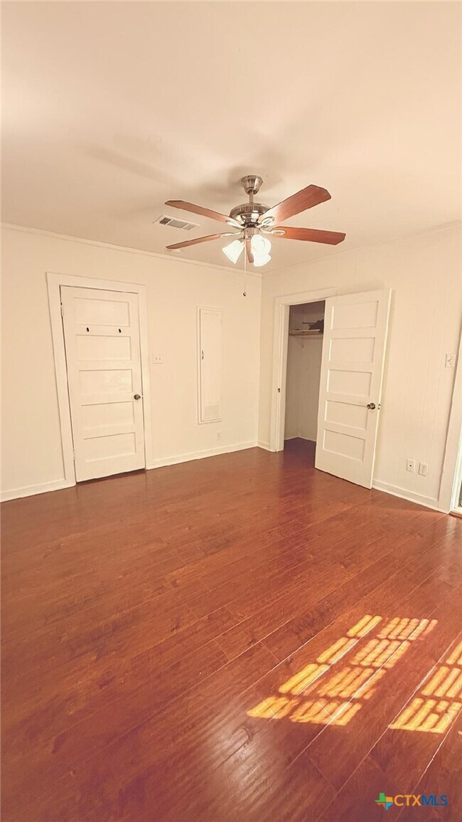 Building Photo - 724 N Beal St