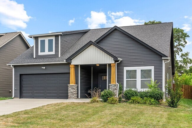 Building Photo - Pet Friendly Three Bedroom with Bonus!