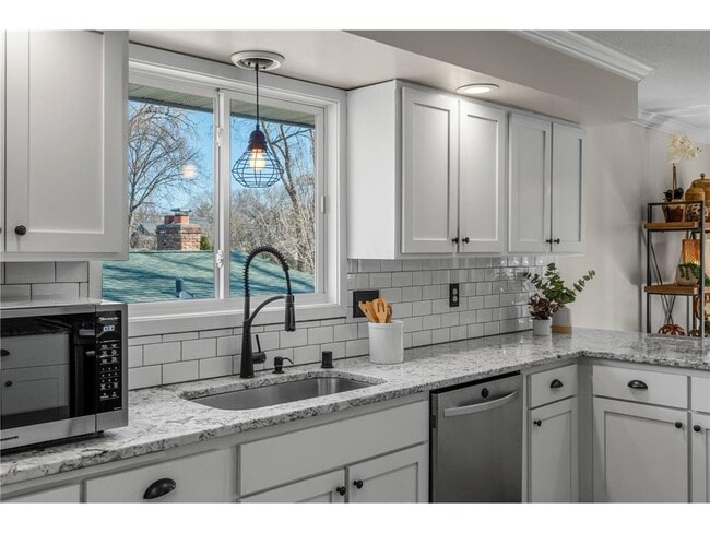 Building Photo - 540 Orchid Ln N