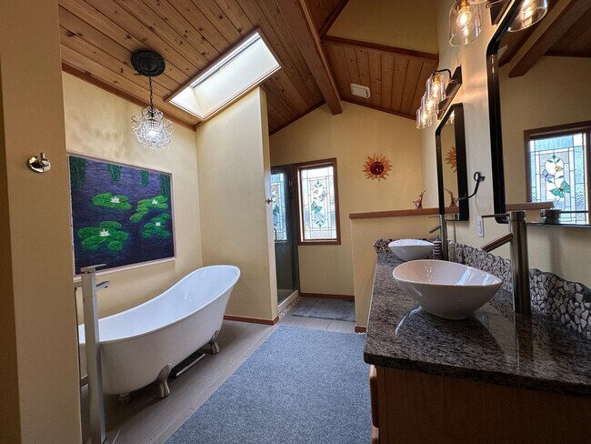 Building Photo - Lovely, furnished home with mountain views...