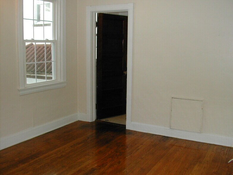 Building Photo - 4135 Roland Ave