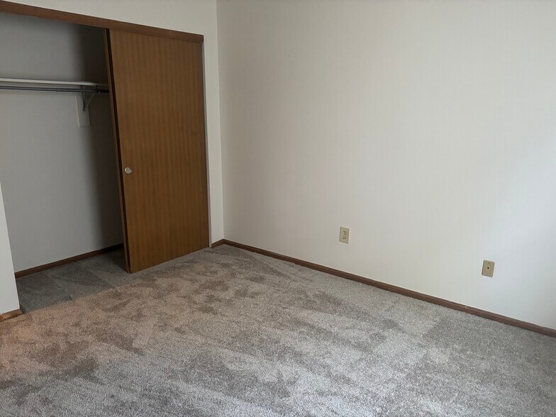 Building Photo - 2404 Deerfield Dr