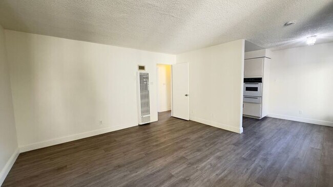 Building Photo - 325 N Glendora Ave