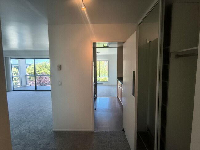 Building Photo - TOP FLOOR 1BD/1BATH Condo Available For Rent at the Watergate Community in Emeryville!!!!