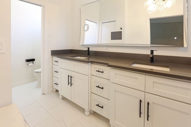 Building Photo - Pet-friendly, Newly Remodeled 2bd/2bth in Palmer Ranch