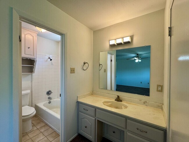 Building Photo - Charming Single Family Home In Hewitt, TX ...