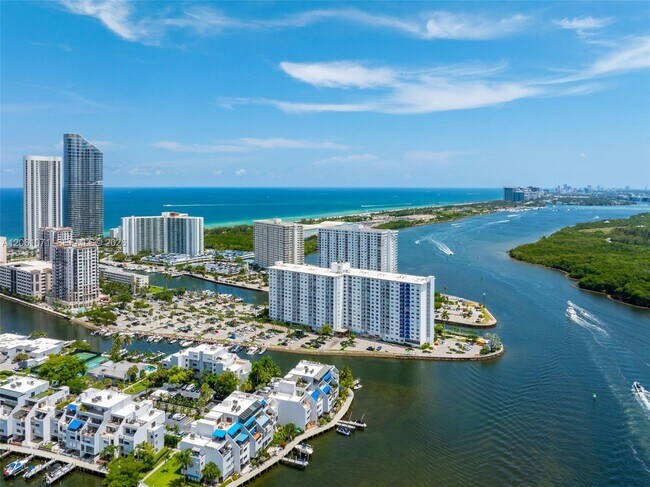 Building Photo - 400 Kings Point Dr