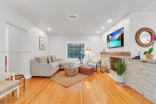 Building Photo - 364 Navarre Dr