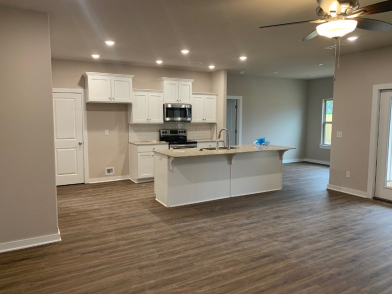 Building Photo - 303 Park St