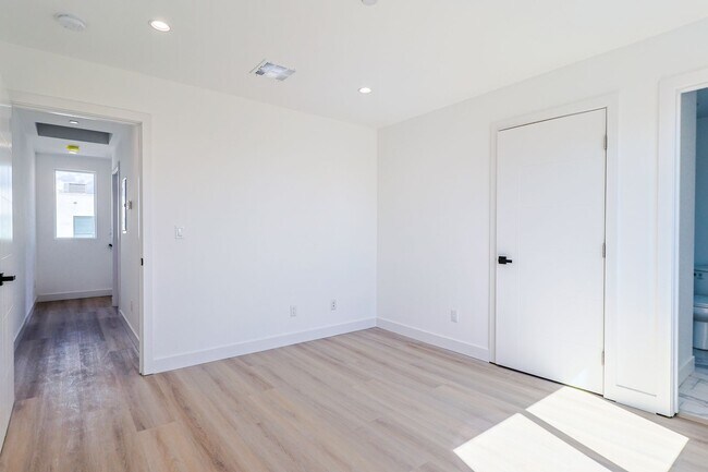 Building Photo - 2419 Carmona Ave