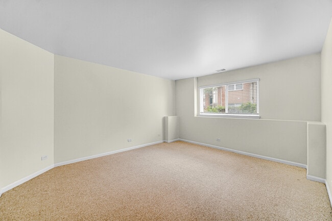 Building Photo - 1114 N Claremont Dr