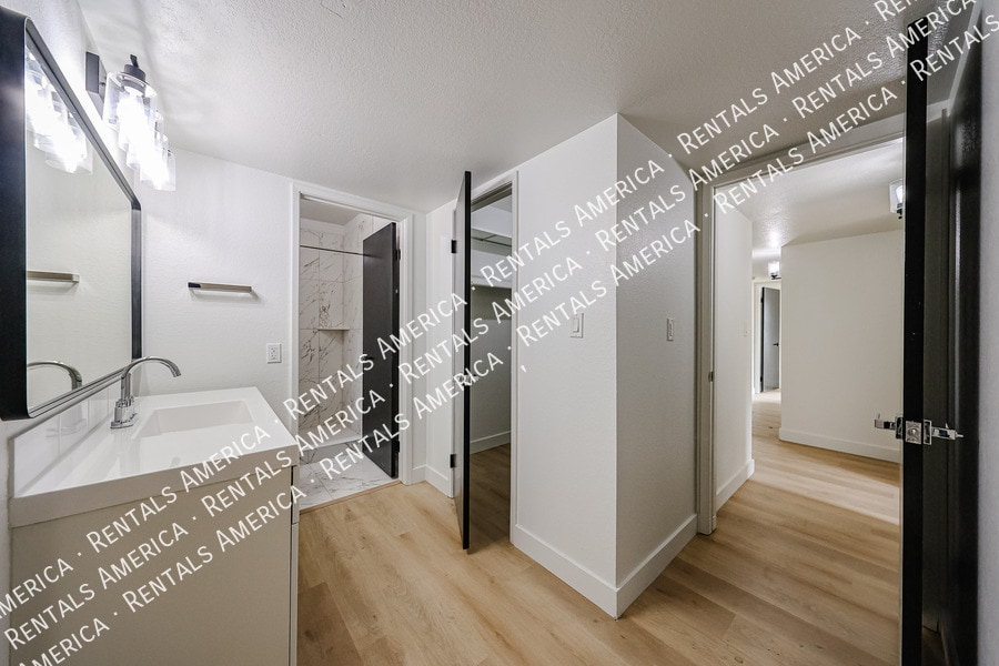 Building Photo - 10642 N 47th Dr