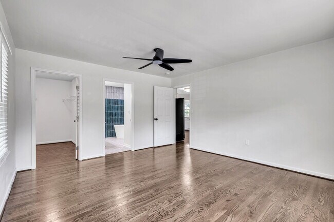 Building Photo - Beautiful 5 Bedroom 3 Bathroom Retreat with Fenced Backyard $2,200/mo rent