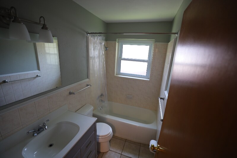 Building Photo - 1041 Martha Ln