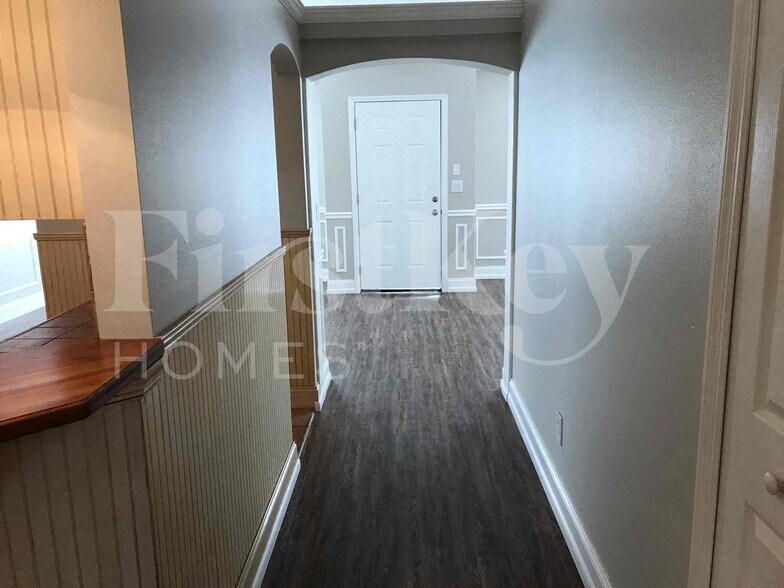 Building Photo - 1609 Whiting St SE