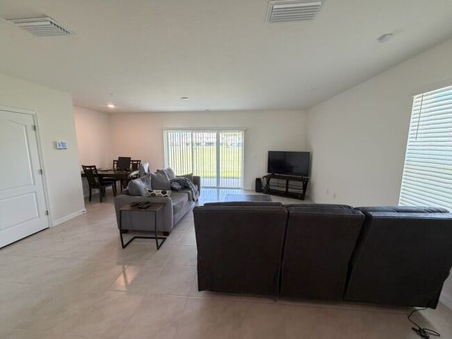 Building Photo - Stylish 3 ed 3 bath townhome in Apopka!!