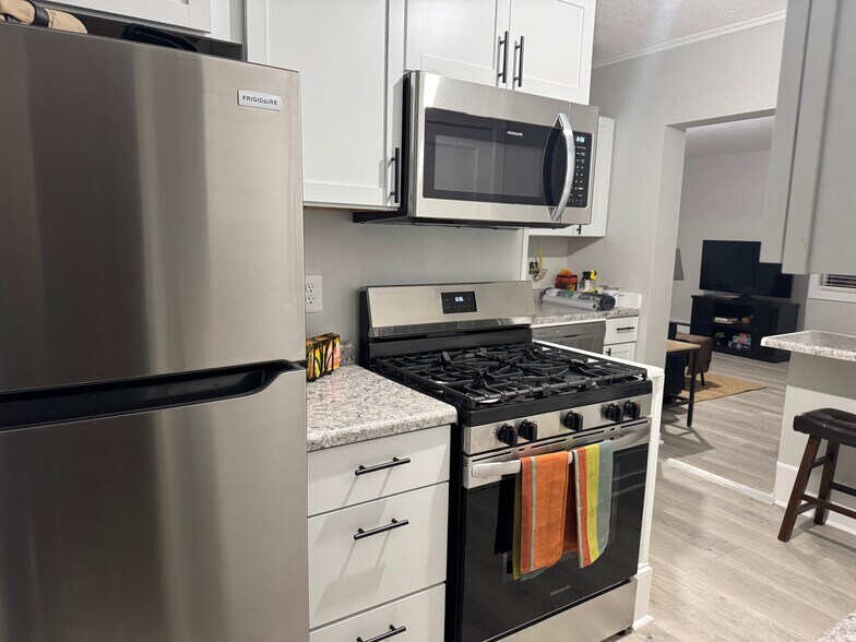 Building Photo - 1131 Lincoln Ave