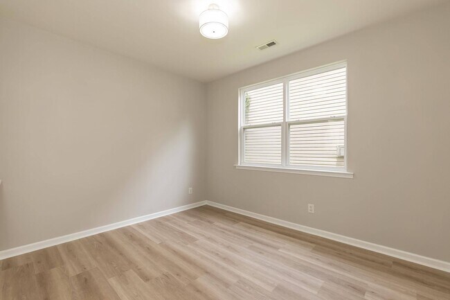 Building Photo - Four Bedroom Home in Sought After Neighborhood!