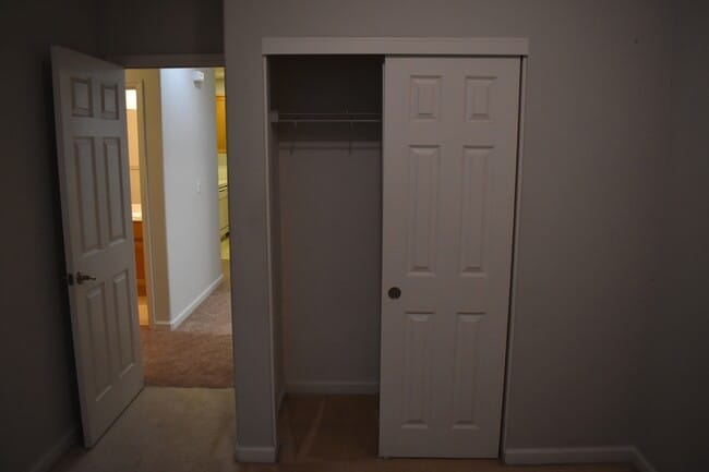 Building Photo - 570 Barclay Way