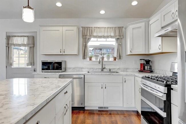Building Photo - Beautiful 4 bed 2 bath on 1.37 acres in Corvallis.