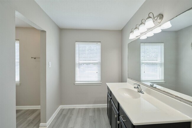 Building Photo - 725 River Plantation Dr