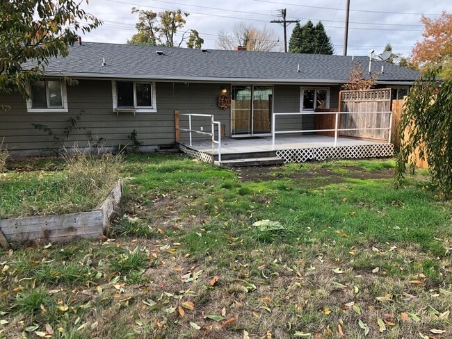 Building Photo - Updated 3 bedroom 1 1/2 bath home with a l...