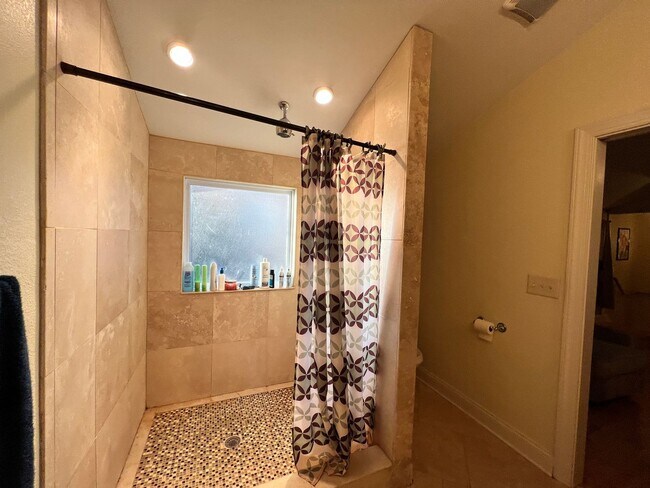 Building Photo - Spacious home with large yard & Detached G...