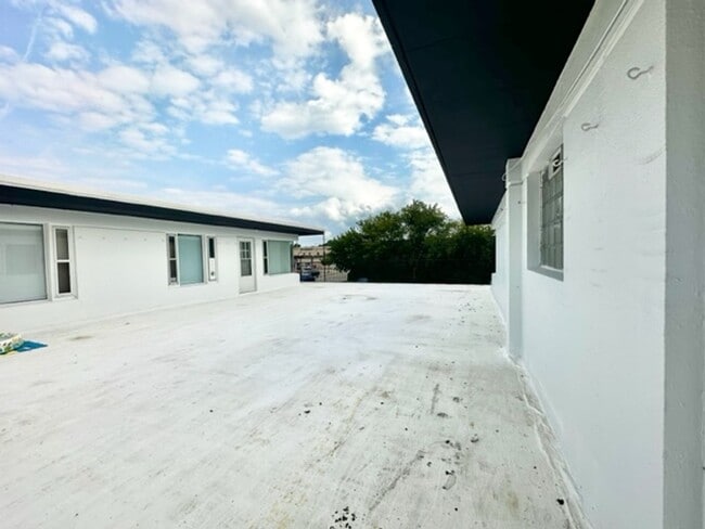 Building Photo - 503 S Main St