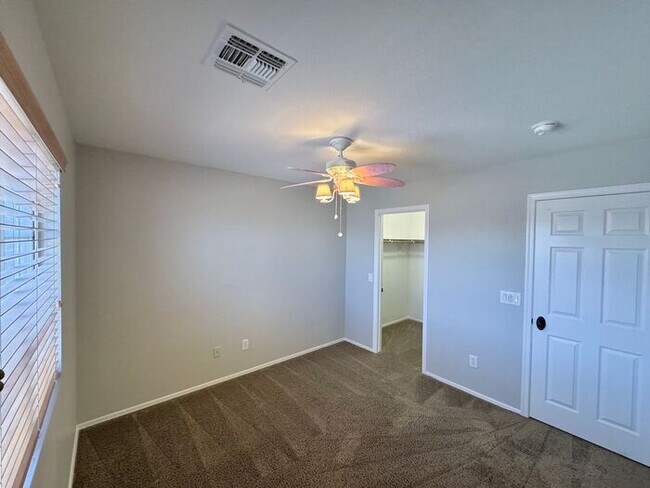 Building Photo - 1056 E Lakeview Dr
