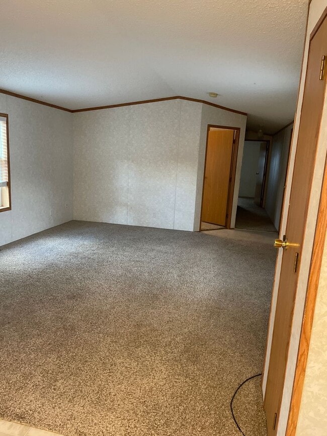 Building Photo - Wonderful 3 Bed 2 Bath In-Town