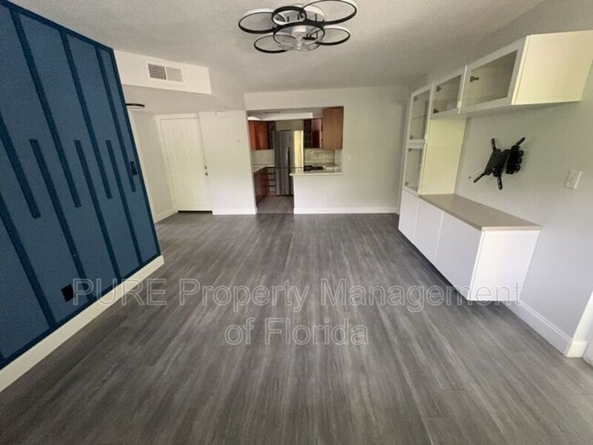 Building Photo - 454 Fairways Cir