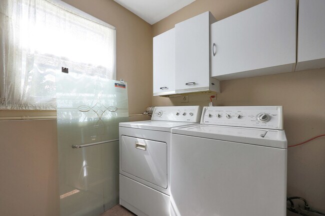 Building Photo - 1356 Larchmont Dr