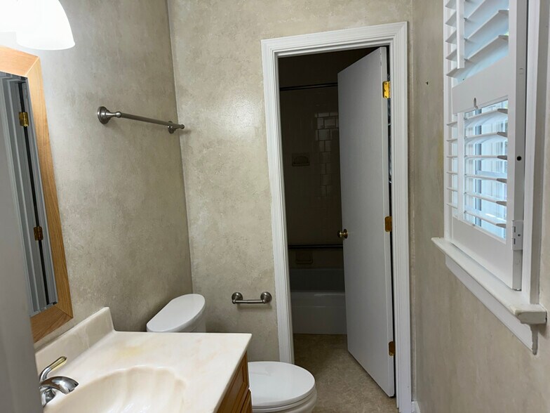 Building Photo - 9201 Woodlake Dr