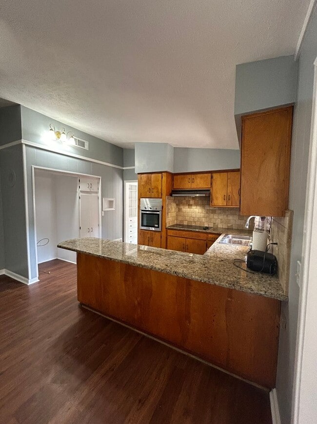 Building Photo - North Columbus and convenient to schools, shopping and I-185.