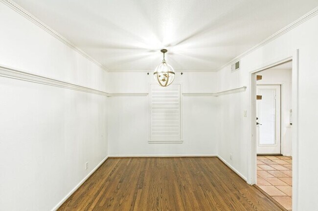Building Photo - 11137 Sinclair Ave