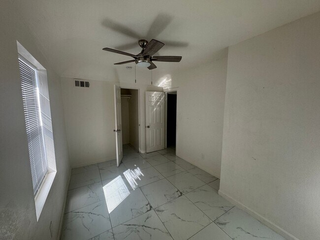 Building Photo - 332 W Illinois St