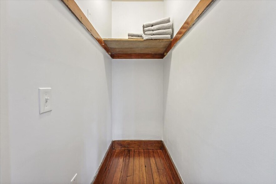 Building Photo - 9 Wilshire St